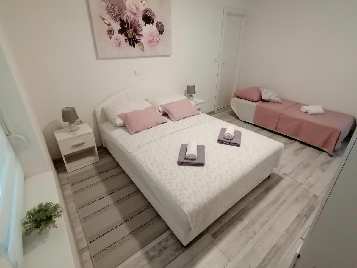 Apartman Lidija Dinjiška Exteriér fotografie