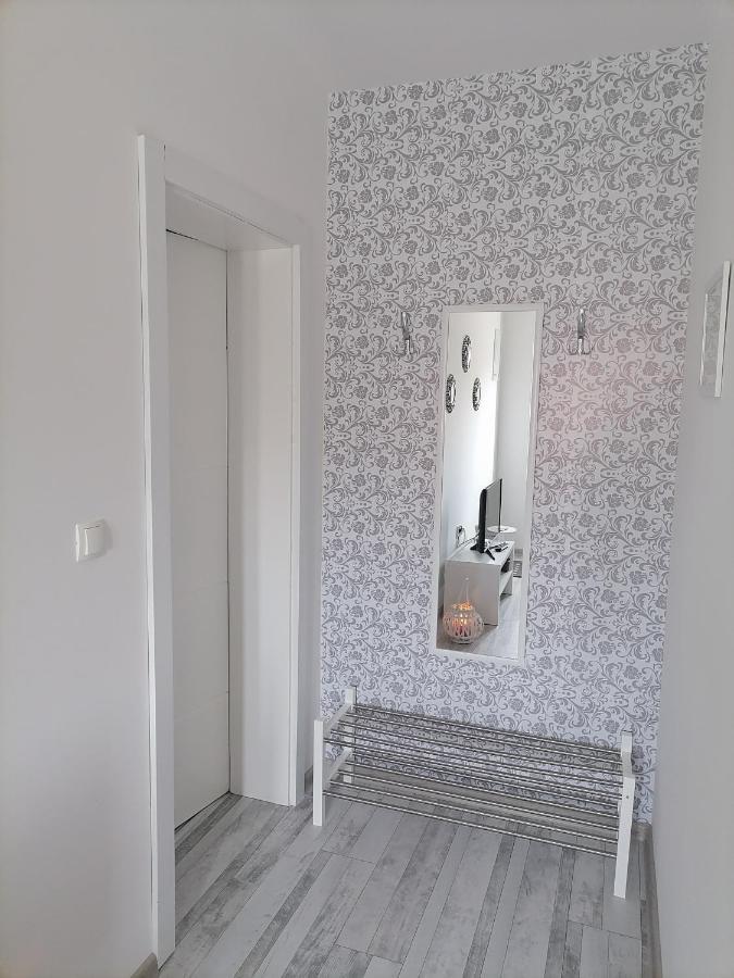 Apartman Lidija Dinjiška Exteriér fotografie